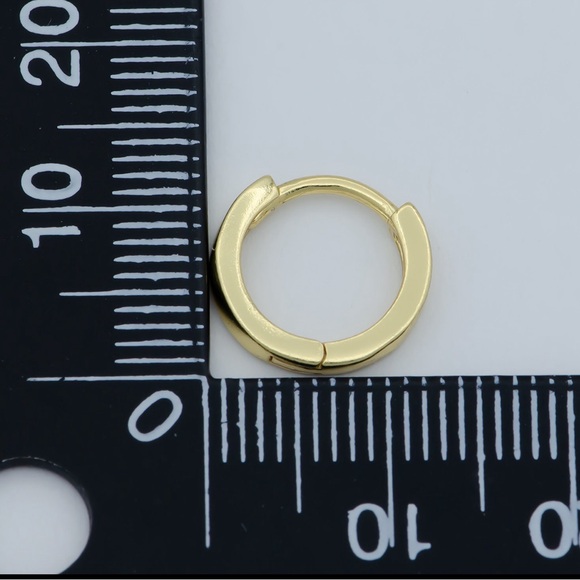 Gold minimalist huggie hoop earrings - Picture 3 of 4